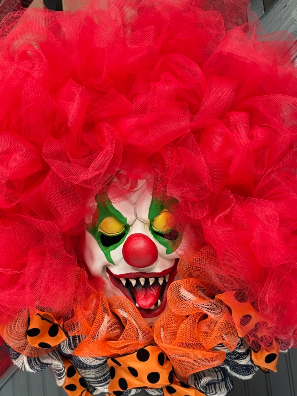 Creepy Clown Halloween Wreath Red Tulle Horror Circus Decor 28” Glowing Eyes